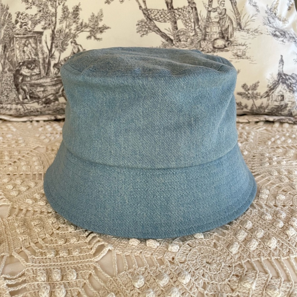 Bucket hat